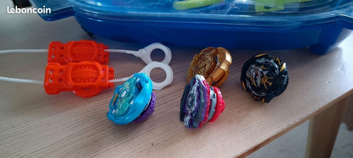 Beyblade Burst avec arène + 4 toupies et 2 lanceurs (image 2)
