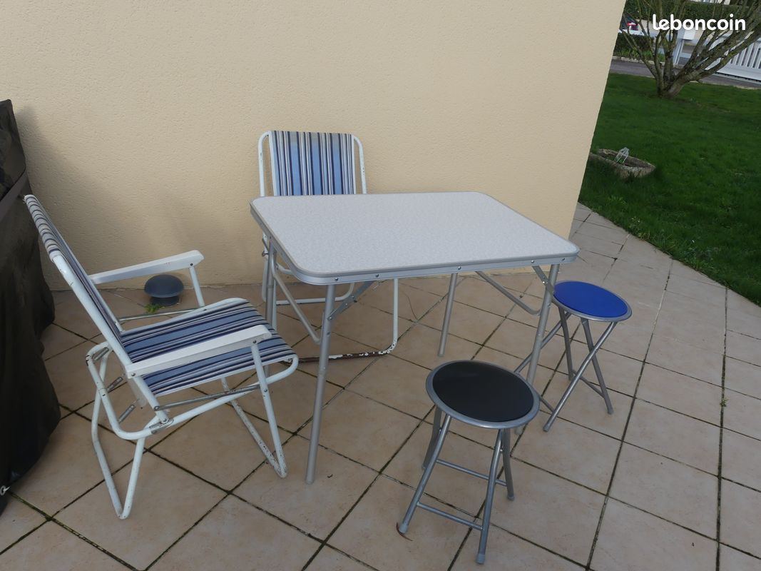Lot table et sièges (image 1)