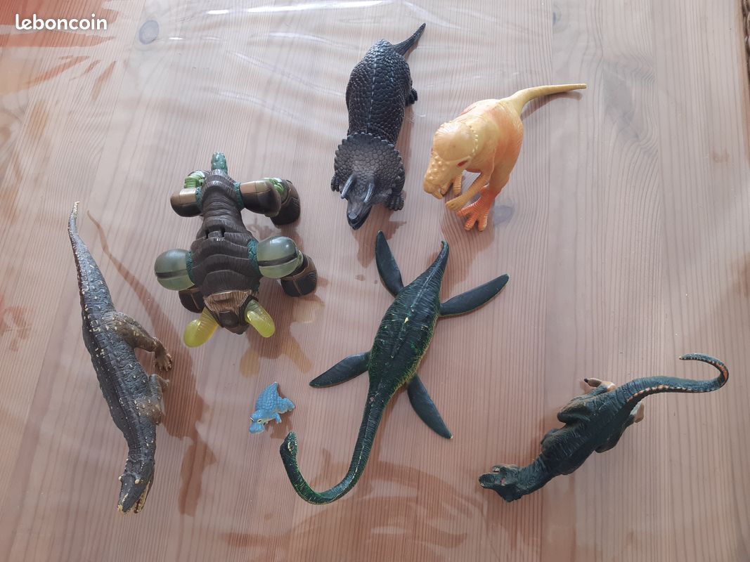 Dinausores figurines (image 1)