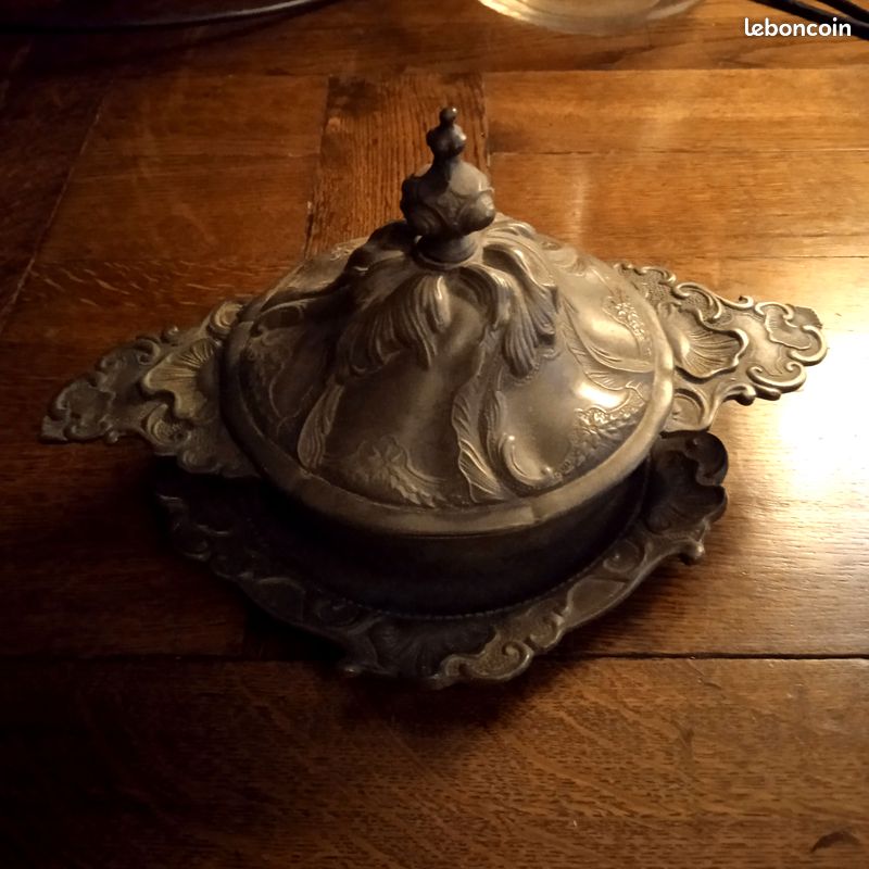 Ancien plat écuelle bol à oreilles pot couvert avec son assiette en étain Varido 1751 (image 1)