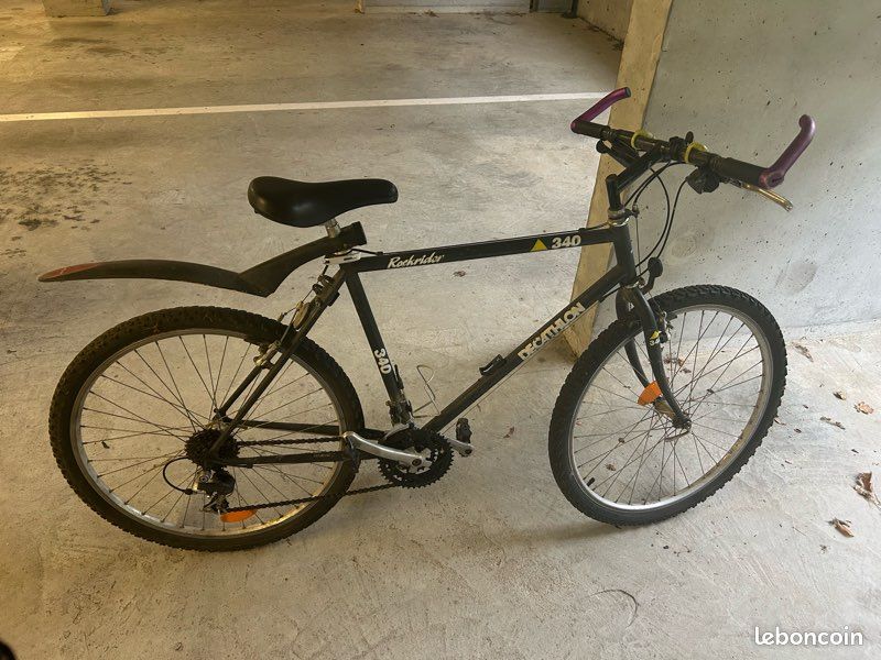 VTT (vélo tout-terrain) de la marque Decathlon, modèle Rockrider