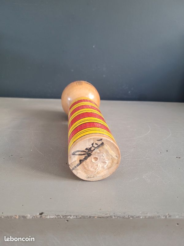 Poupée japonaise Kokeshi authentique et traditionnelle - Design Hanatsumi - Fabriquée à la main et au Japon