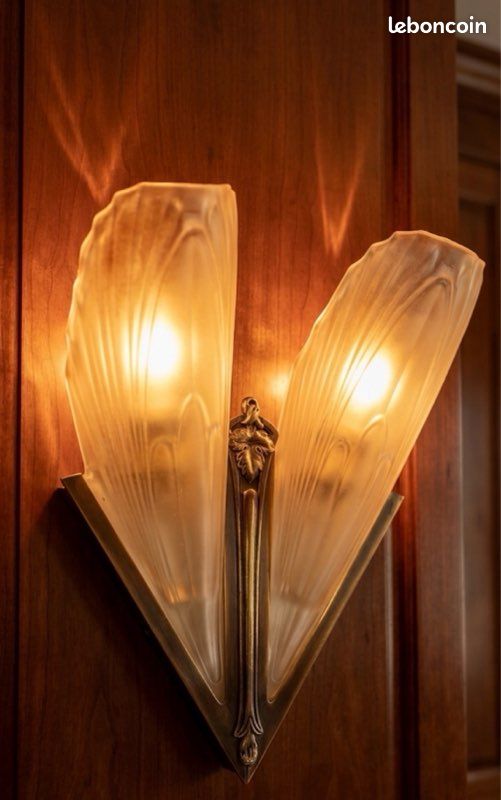 Paire d'appliques année 30 en bois doré style néo-classique