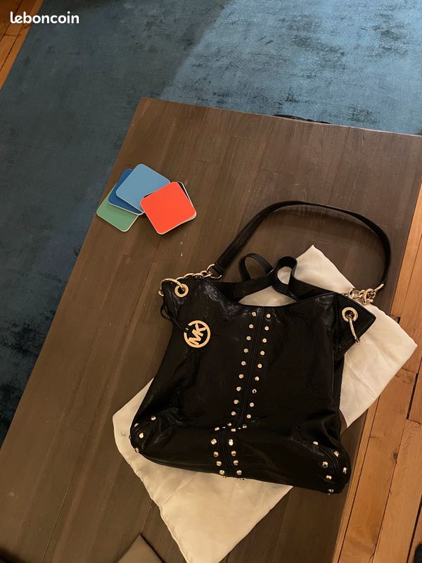 Grand sac porté épaule cuir et clous dorés (image 2)