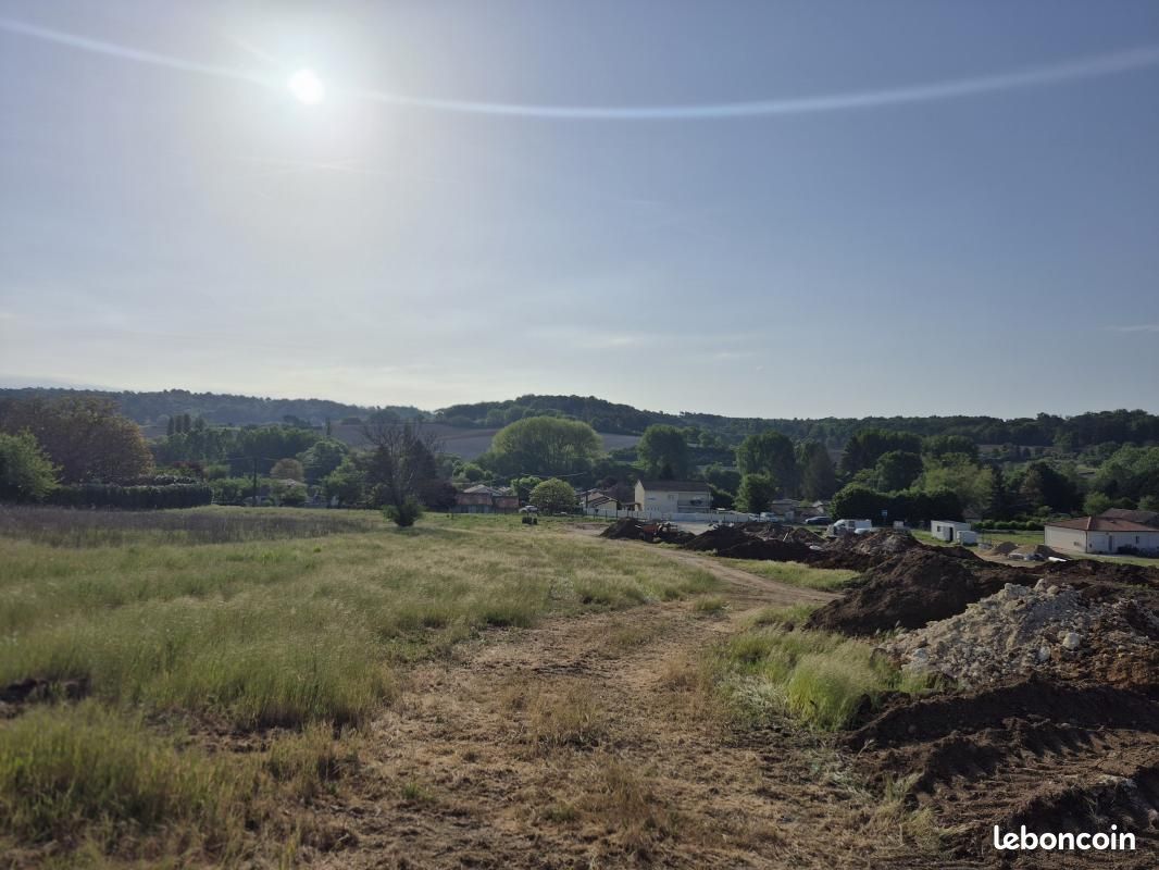 Terrain 644 m² Saint Germain Du Salembre · à Saint-Germain-du-Salembre · 12 600 €