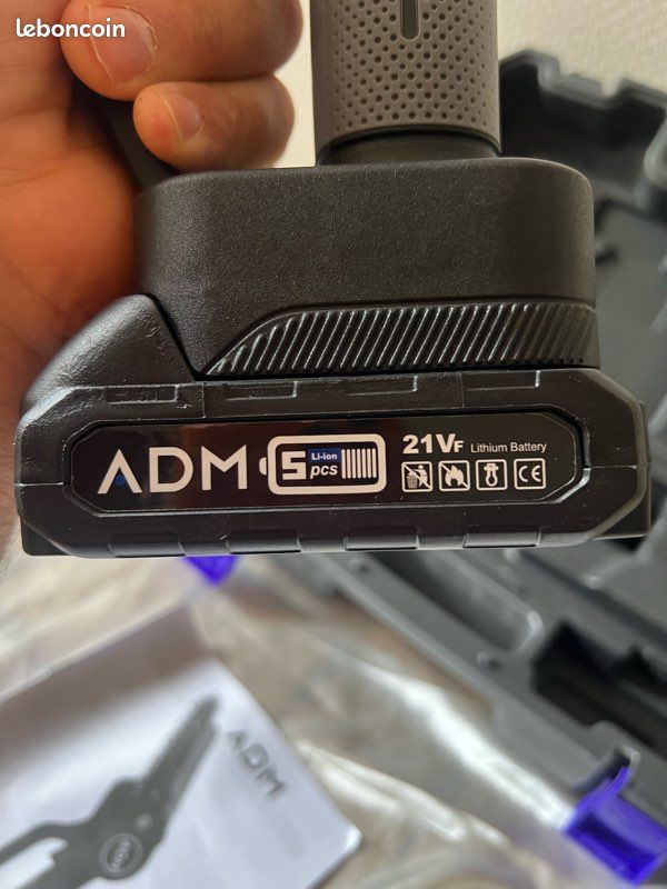 Tronçonneuse sans fil avec sa mallette, batterie et chargeur neuve jamais servie (image 6)