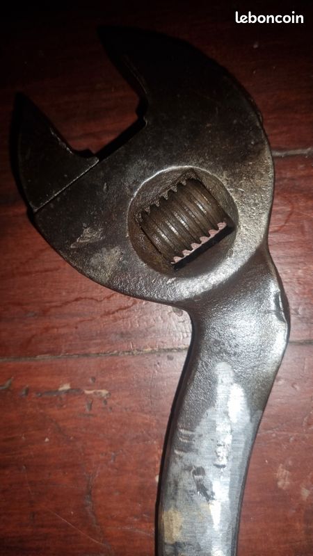 Ancienne Clé à Molette Coudée - Outil Vintage En Métal, Fonctionnel Avec Patine D'usage