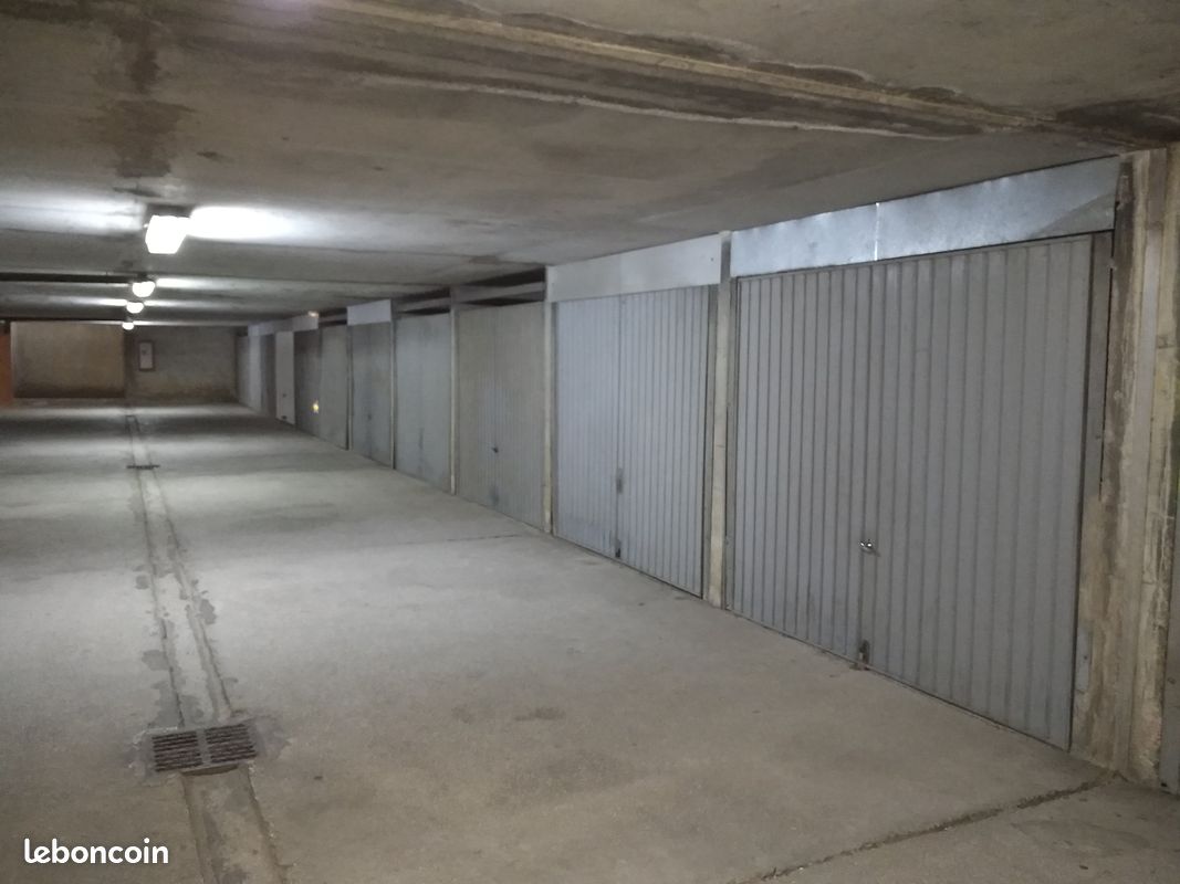 GARAGE 14 m2 · à La Seyne-sur-Mer · 135 €/mois