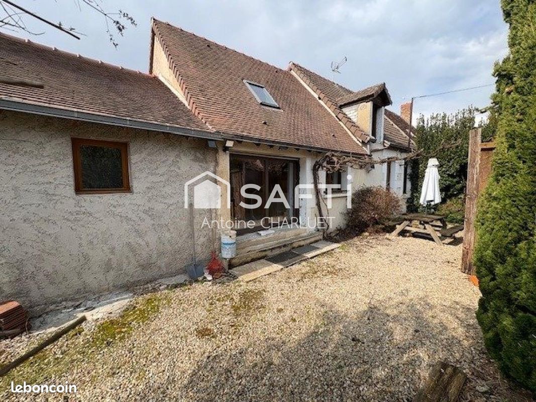 Maison 8 pièces 208 m² · à Saulnay · 208 m² · 77 000 €