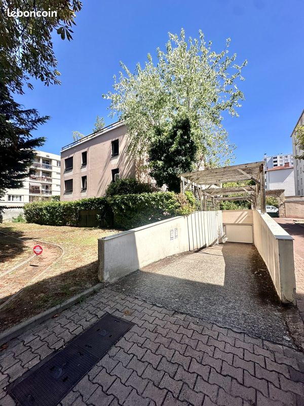 Parking 15 m² · à Lyon · 15 m² · 120 €/mois