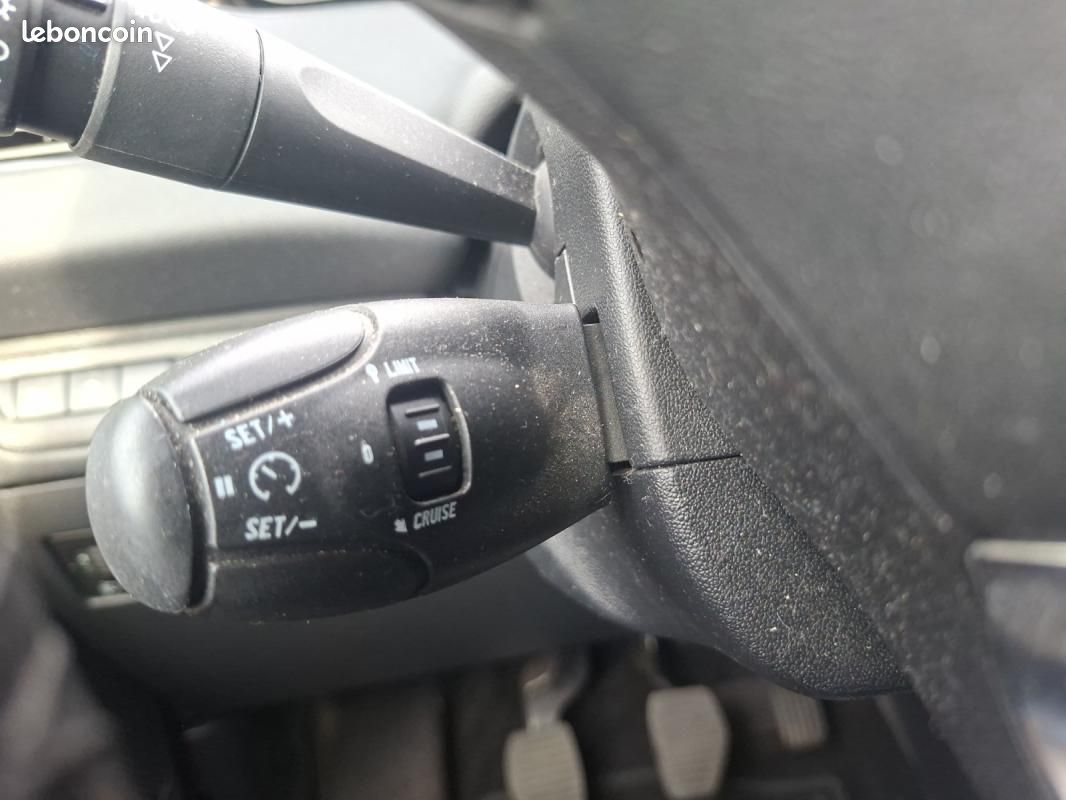 Peugeot 208 1.2 Vti 80 ch Urban Soul /Distri ok/Suivi complet entretiens/2eme main (image 23)