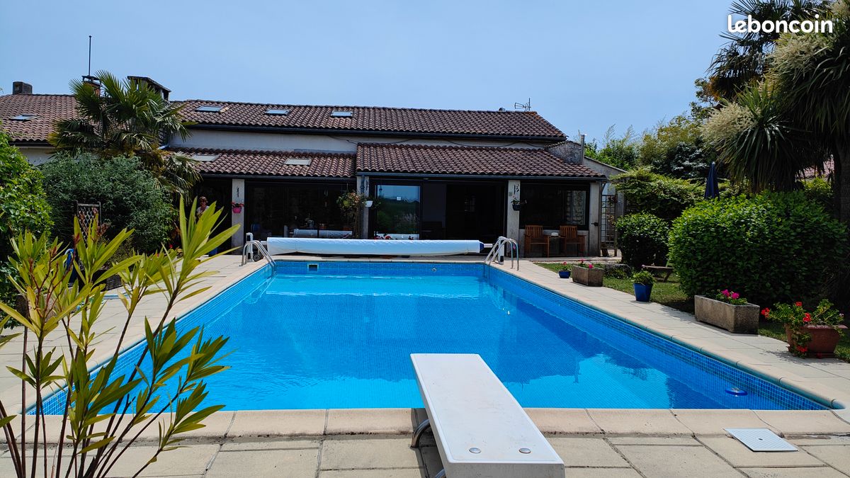 Maison 11 pièces 300 m² · à Semoussac · 300 m² · 335 000 €