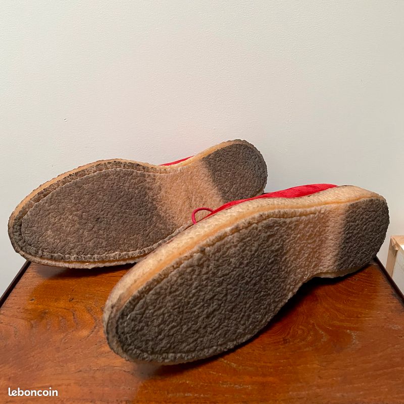Derbies de la marque Adieu Paris en daim rouge « Picasso » et semelle crêpe naturel avec détail en cuir naturel (image 7)