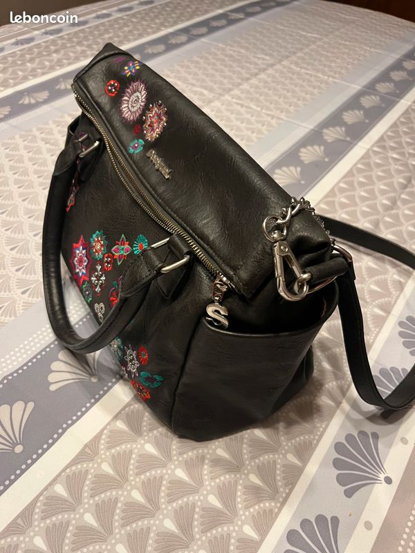 Sac à main Desigual noir avec broderies Accessoires Bagagerie