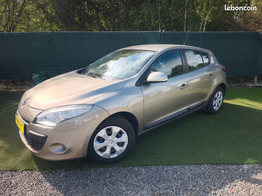 Mégane 3 1.6 16v 110 - Expression - 118 000kms - Régulateur - 1ere Main - distribution neuve (image 1)