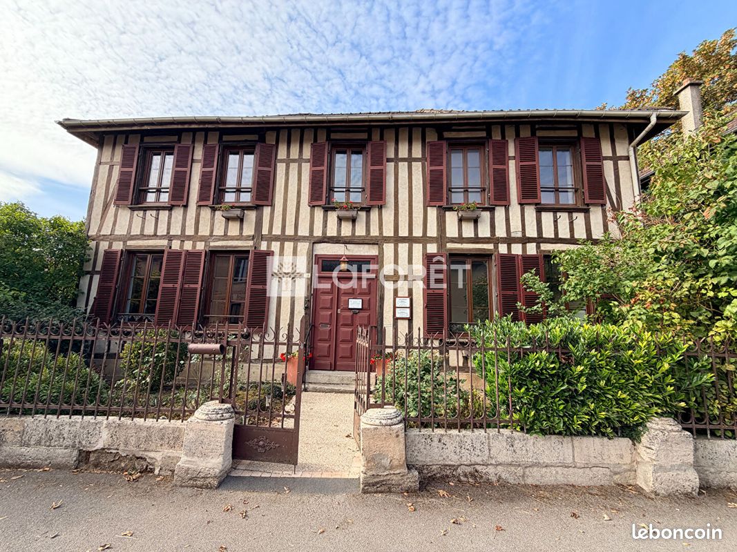 Maison 7 pièces 260 m² · à Saint-Amand-sur-Fion · 260 m² · 320 500 €