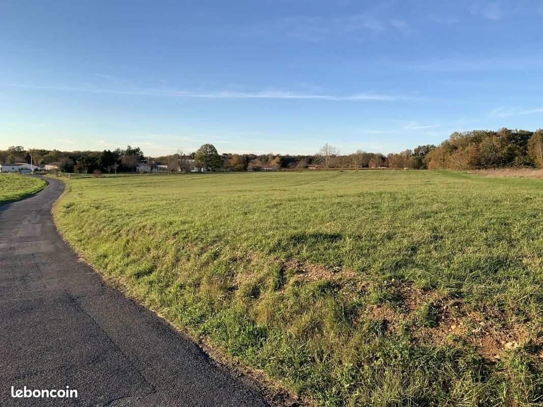 Terrain à bâtir de 530 m2 au prix de 23850 à AVY (17) · 23 850 €