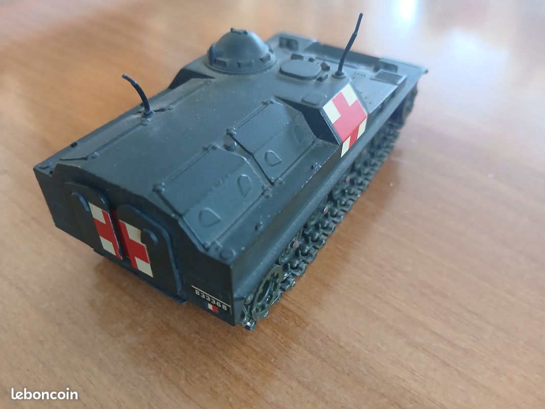 Solido Métal n°227 - AMX 13T Croix Rouge 1971