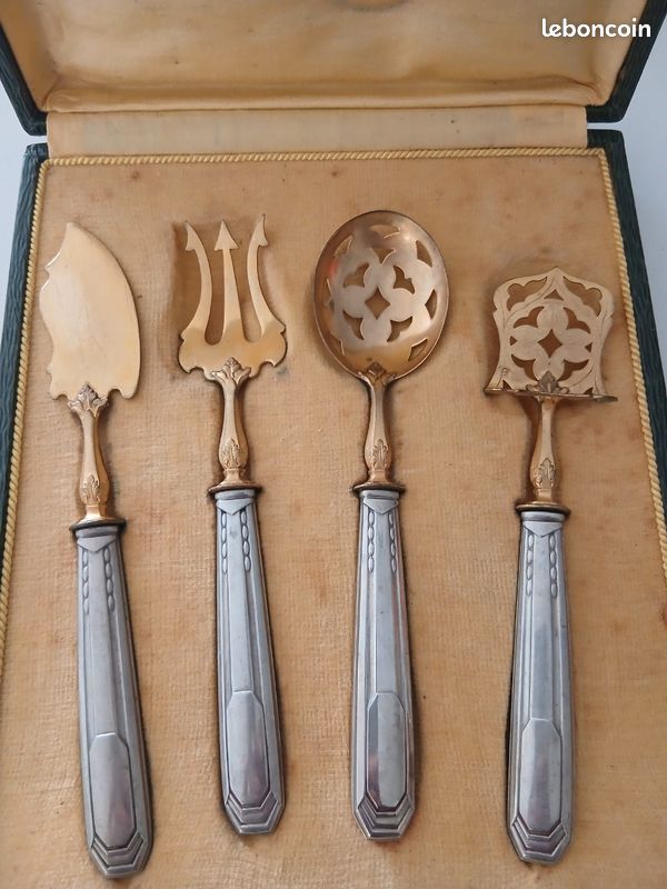 COUVERTS A SALADE METAL ARGENTE POINCONS LION VH 15 DANS SON COFFRET o