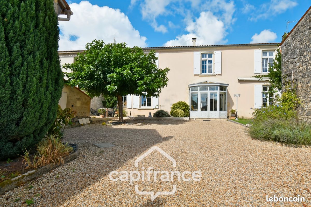 Maison 10 pièces 268 m² · à Saint-Jean-d'Angély · 268 m² · 349 000 €