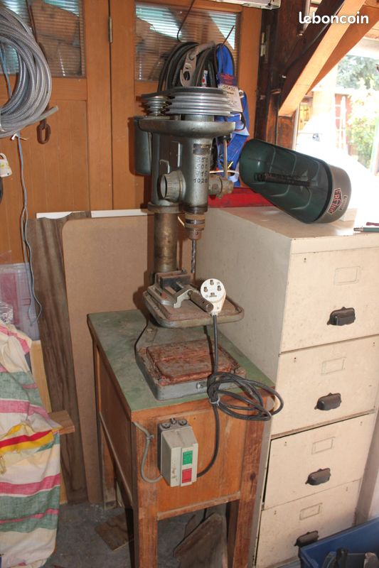 Vends perçeuse sur colonne avec petit meuble et etau ,marque AEG bon etat ,robuste.Cause pas le380v (image 1)