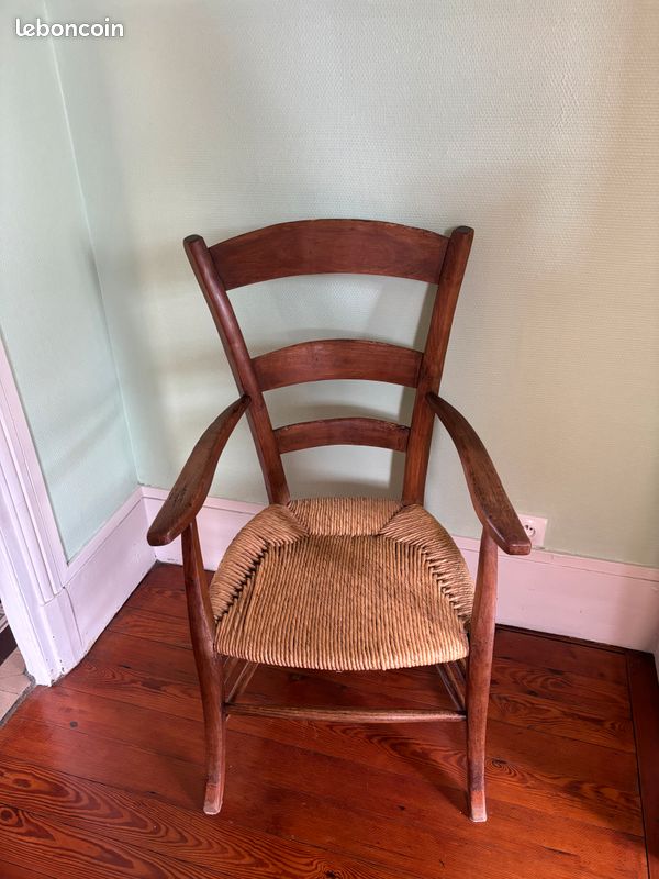 Fauteuil à accoudoirs ancien — Assise paillée (image 1)