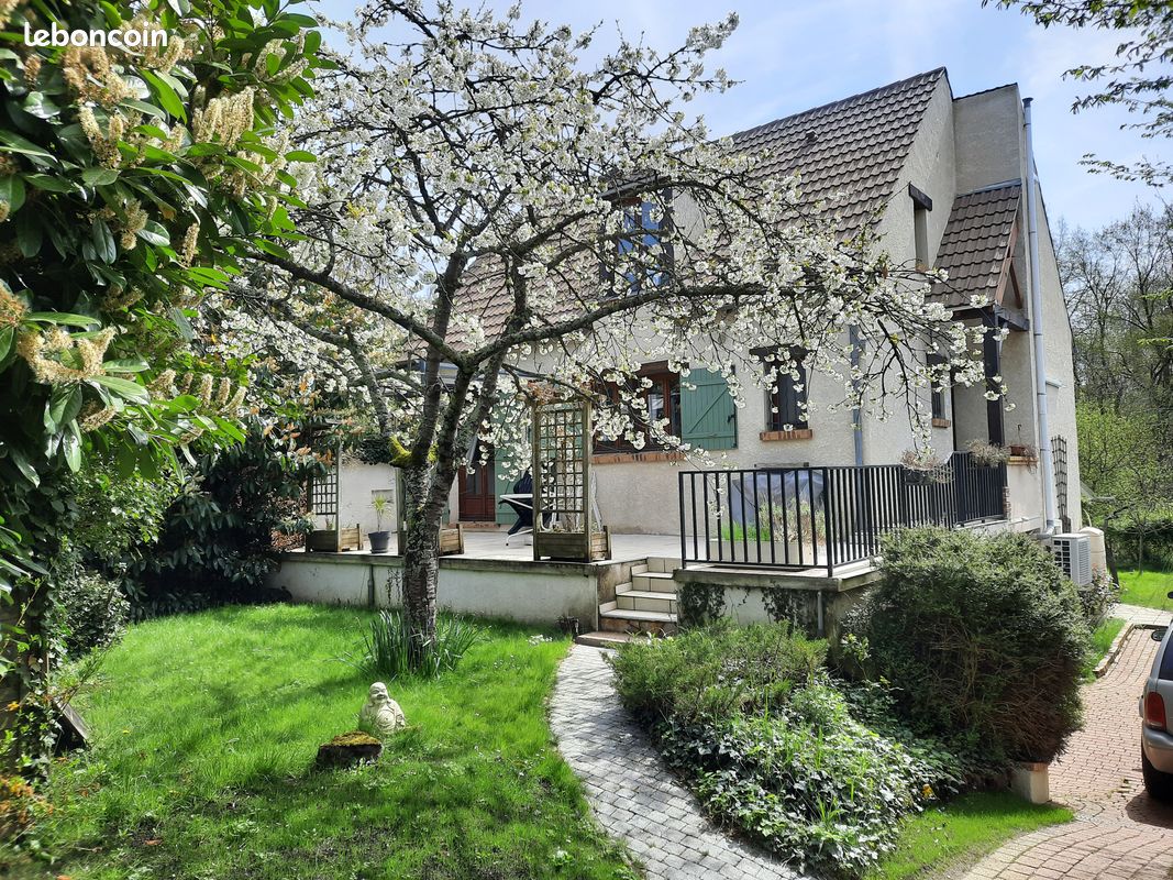 Maison 8 pièces 136 m² · à Sainte-Mesme · 136 m² · 325 000 €