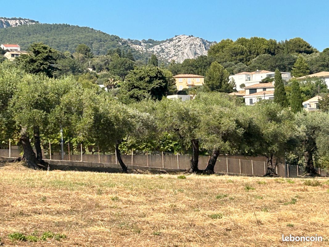 Faveyrolles - Villa d’architecte - terrain d’exception · à Ollioules · 360 000 €