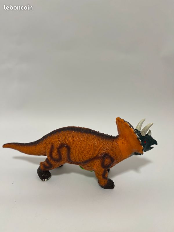 Deux figurines de dinosaures (image 6)