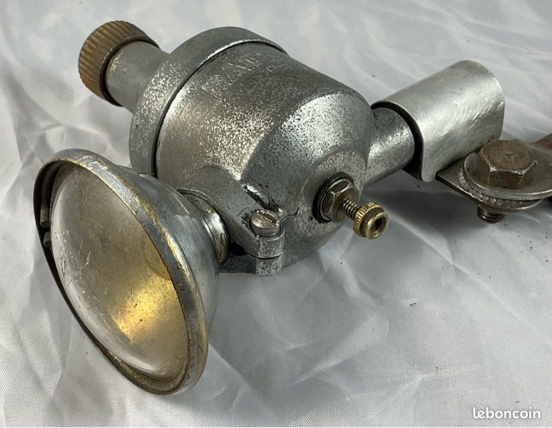 Dynamo De Vélo Ancienne Avec Phare Intégré - Modèle Rare Et Pas Commun