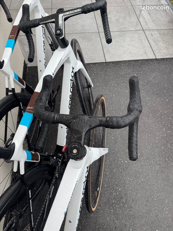 Dispo en XS, S, M, L et XL ) Vélo de route team AG2R Eddy Merckx 525 disc - groupe Shimano 105 di2 12 vitesses - roues carbone Mavic / Newmen (image 6)