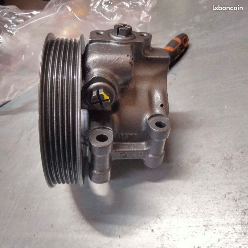 Pompe de direction assistée de pièces automobiles pour Ford Fiesta 1.8 Transit F8az3a674AA - Chine Pompe de direction assistée, pièces de rechange auto