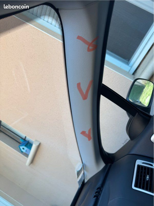 Plastique intérieur d’habillage avd/avg du montant pare-brise d’une 307cc (image 1)