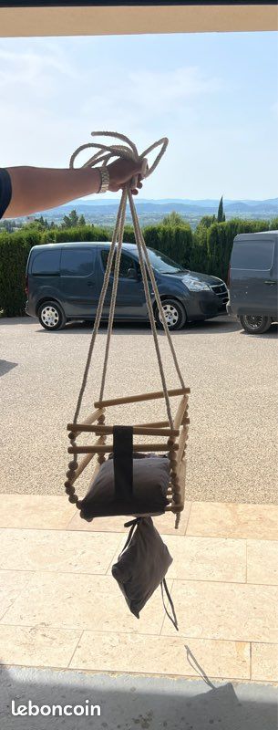 Balançoire suspendue en bois pour enfant avec coussin – Très bon état (image 1)