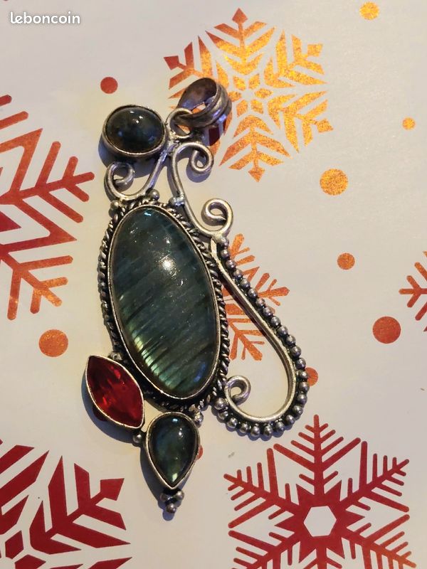 Grand pendentif Labradorite argent
Magnifique collier talisman esprit elfique / médiéval en argent sterling 925 et pierres de labradorite.
Dimensions : Ht 8 x L 4cms (image 1)