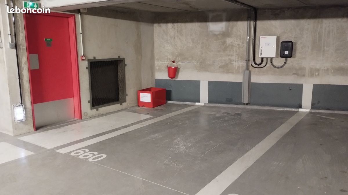Parking sécurisé avec borne de recharge électrique · à Nanterre · 119 €