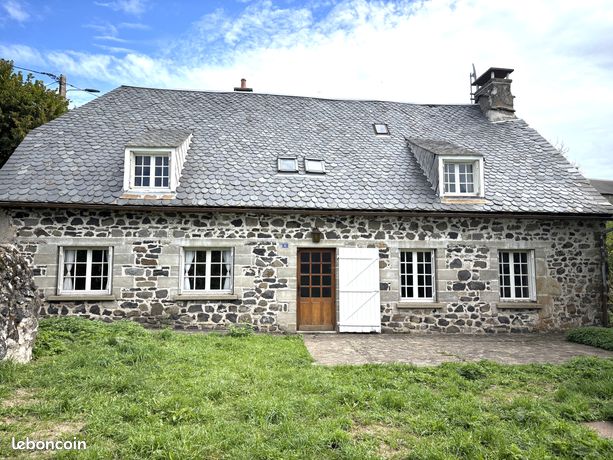 Hameau d' Egliseneuve-d'Entraigues Grande Maison Auvergnate 161m² sur 220m² de terrain