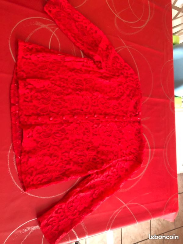 Haut rouge brodé (image 1)