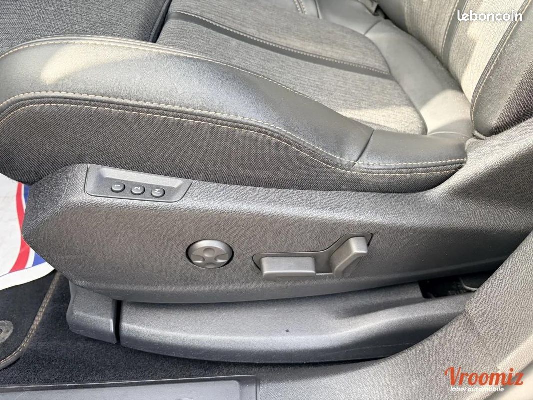 Peugeot 3008 GENERATION-II 1.5 BLUEHDI 130 GT LINE EAT BVA START-STOP*17 (image 16)