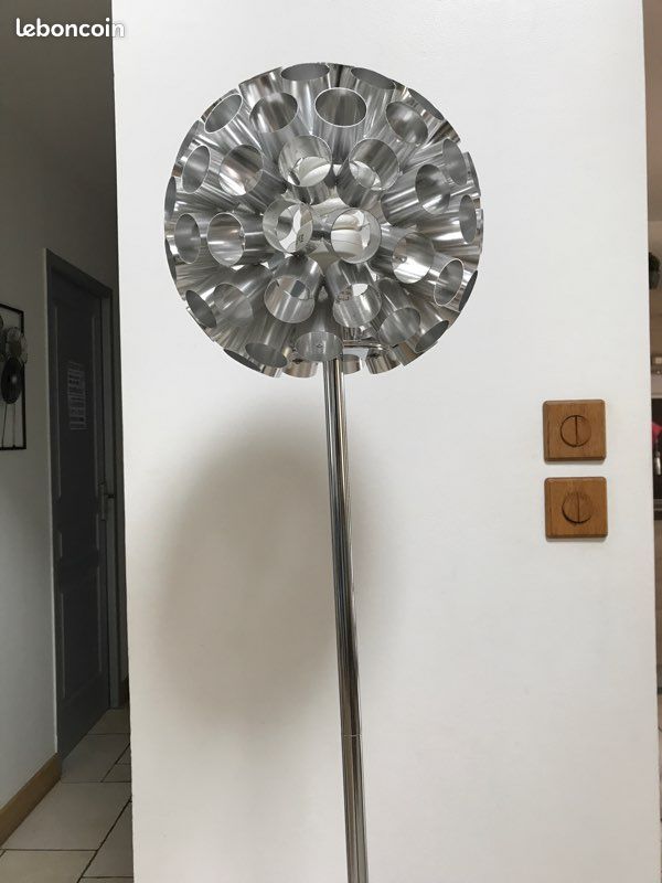 A saisir luminaire sur pied en métal (image 1)