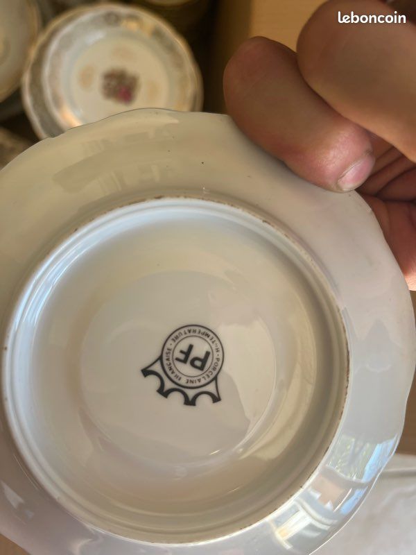 Service de vaisselle en porcelaine vintage – décor doré (image 3)