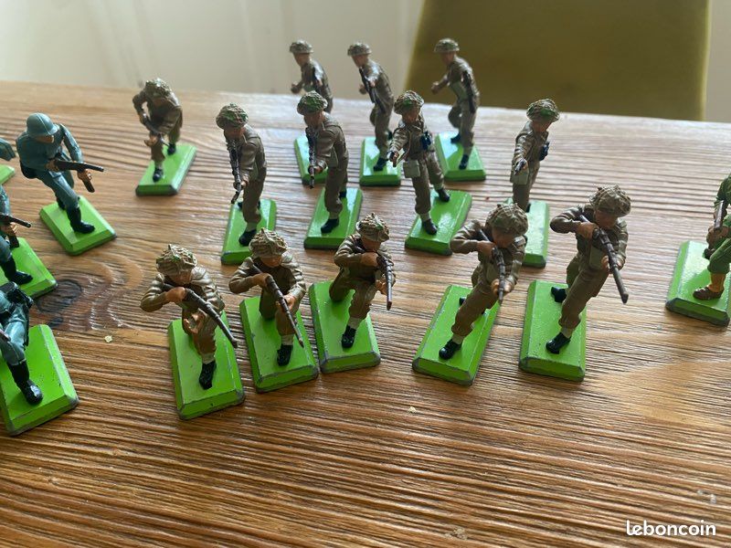 BRITAINS, soldats en plastique à socle métallique (49 pièces