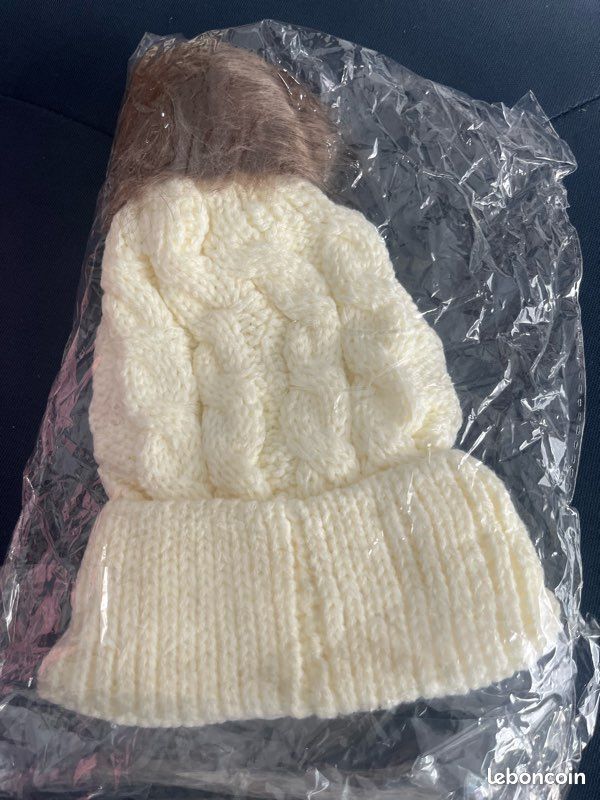 Bonnet blanc a pompon neuf (image 2)
