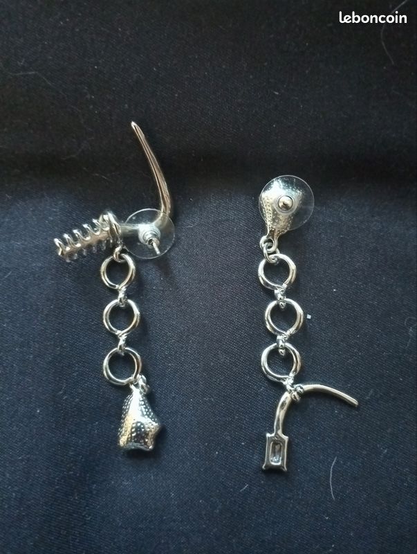 Boucles d'oreilles asymétriques gothiques métal cristaux rouge (image 2)