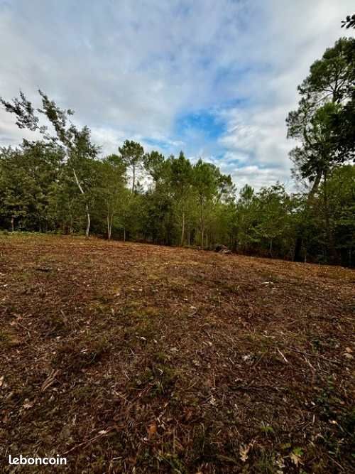 Terrain 4957 m² · à Eyraud-Crempse-Maurens · 40 000 €