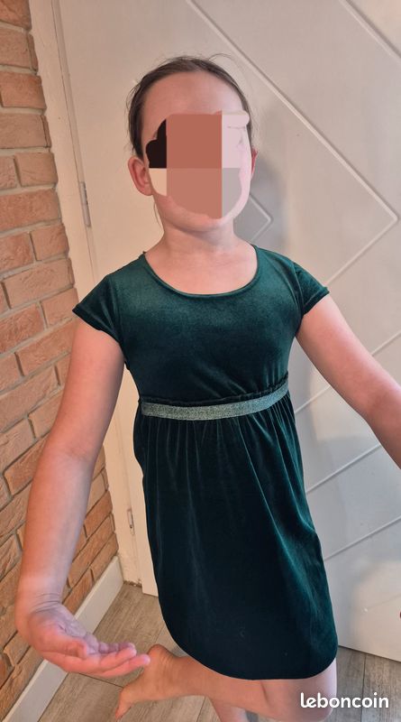 Robe en velours vert (image 1)