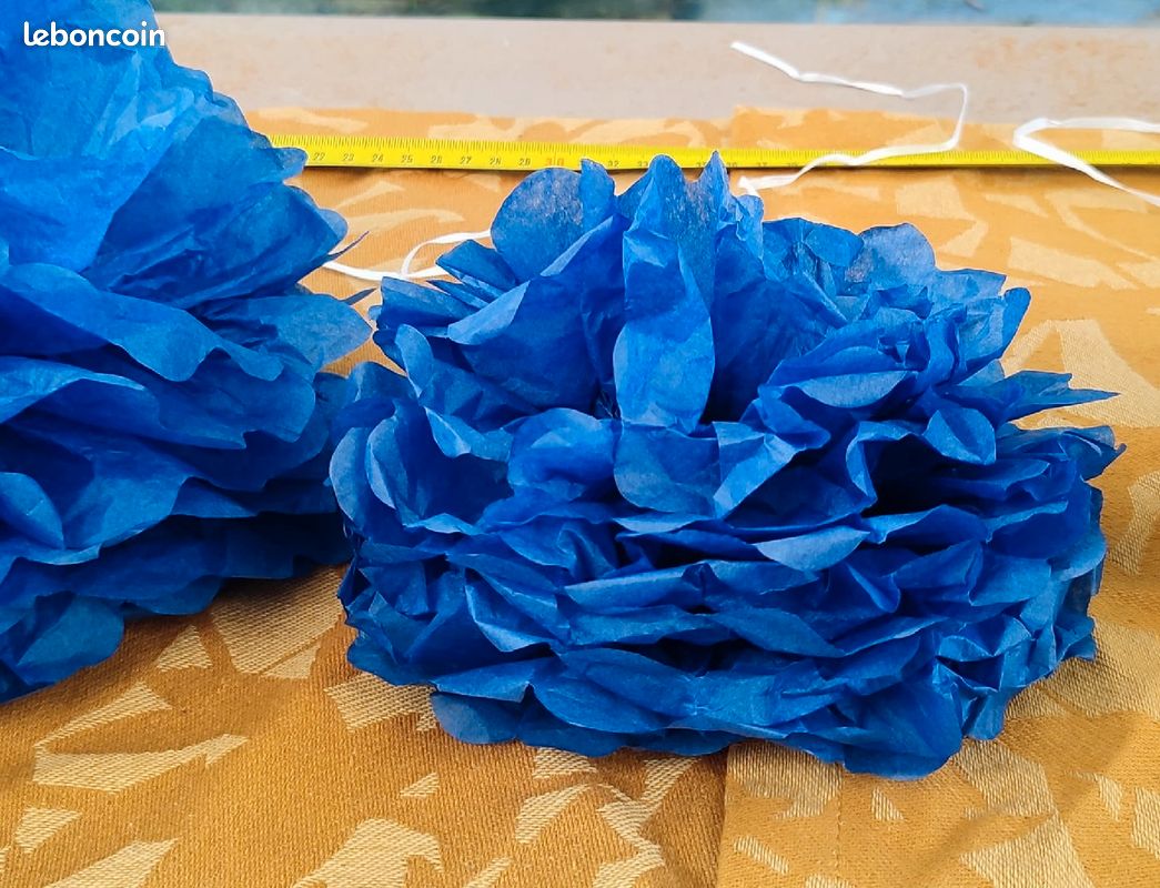 Fleurs en papier de soie pour déco mariage baptême anniversaire bleu (image 1)