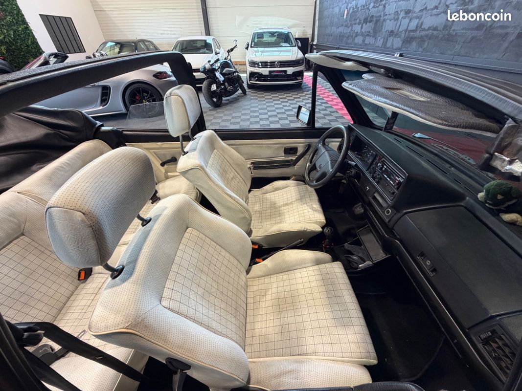 VOLKSWAGEN GOLF CABRIOLET 1.8 90ch - MOTEUR REFAIT 5000KMS - CAPOTE NEUVE - PEINTURE NEUVE - DOSSIER PHOTO RESTAURATION... (image 19)