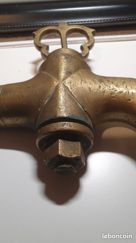 Robinet De Fût De Cave Ancien En Bronze Estampillé Mâcon - Armoirie Ville