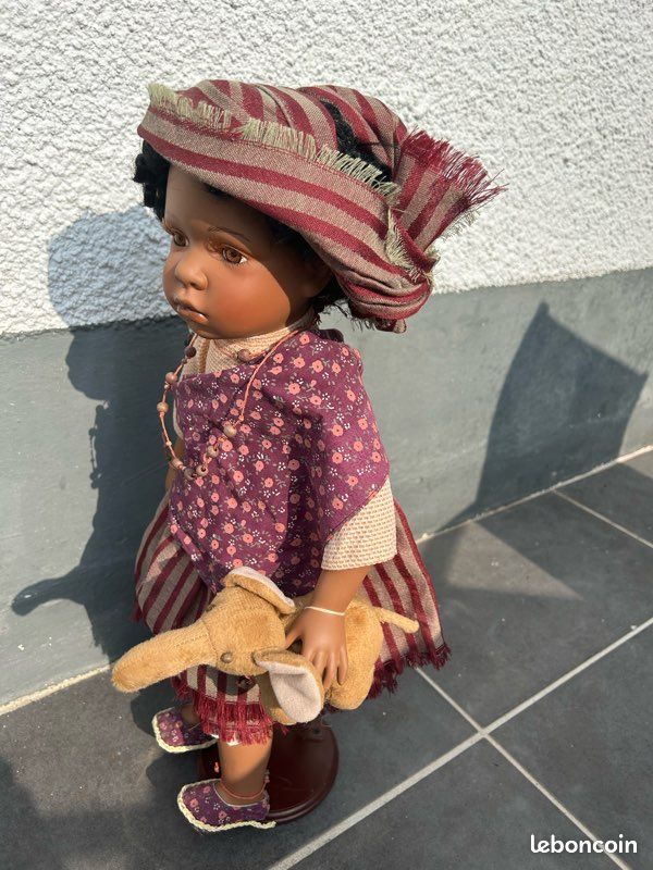 Poupée tête porcelaine , habillée en sablaise, corps droit, 21cm très